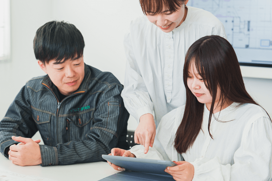 先輩社員インタビュー 諏訪(制作) 写真